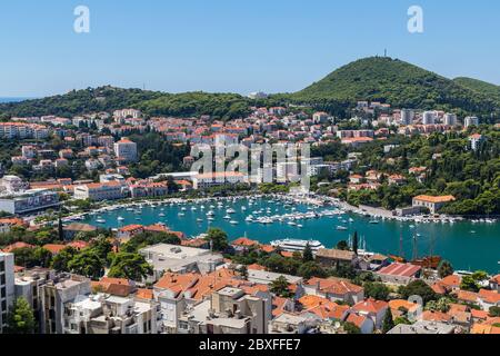 DUBROVNIK, Kroatien - 14. AUGUST 2016: Ein Blick auf die Gebäude im Hafen von Dubrovnik während des Tages im Sommer. Stockfoto