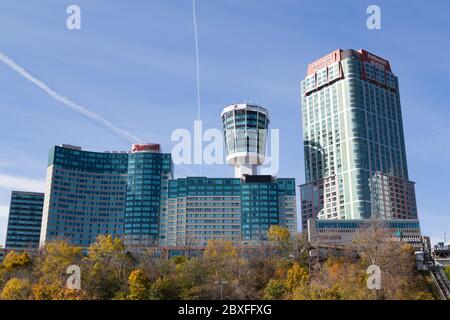 NIAGARA FALLS, KANADA - 3. NOVEMBER 2014: Ein niedriger Blick auf Hotels in Niagara Falls während des Tages/. Das Marriott, Tower Hotel und Embassy Suites können s sein Stockfoto