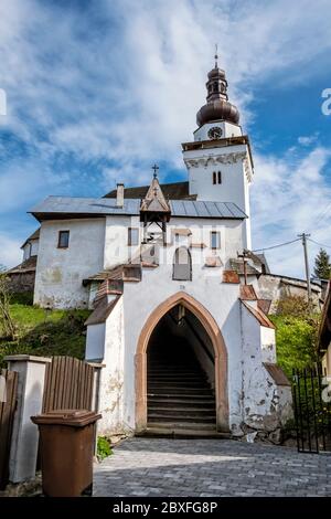 Pfarrkirche des heiligen Johannes des Evangelisten in Banska Bela Dorf, Slowakische republik. Religiöse Architektur. Ort der Anbetung. Stockfoto