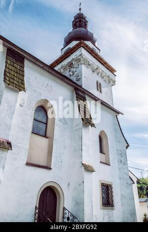 Pfarrkirche des heiligen Johannes des Evangelisten in Banska Bela Dorf, Slowakische republik. Religiöse Architektur. Ort der Anbetung. Stockfoto