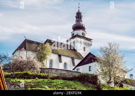 Pfarrkirche des heiligen Johannes des Evangelisten in Banska Bela Dorf, Slowakische republik. Religiöse Architektur. Ort der Anbetung. Stockfoto