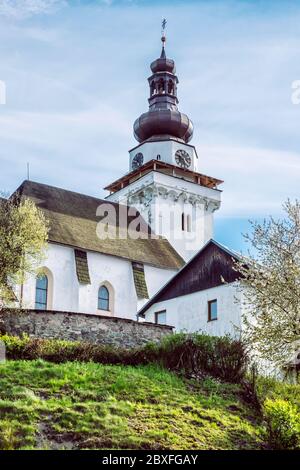 Pfarrkirche des heiligen Johannes des Evangelisten in Banska Bela Dorf, Slowakische republik. Religiöse Architektur. Ort der Anbetung. Stockfoto