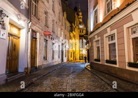 RIGA, LETTLAND - 1. JAN 2017: Blick auf die Straßen von Riga in Richtung der Rigaer Domkirche bei Nacht. Stockfoto