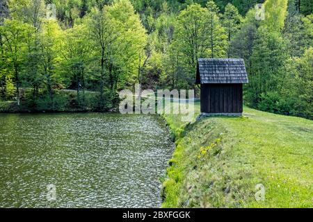 See Halcianske in Stiavnica Gebirge, Slowakische republik. Saisonale natürliche Szene. Wanderthema. Stockfoto