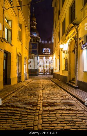 RIGA, LETTLAND - 1. JAN 2017: Blick auf die Straßen von Riga in Richtung der Rigaer Domkirche bei Nacht. Stockfoto