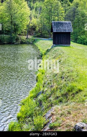 See Halcianske in Stiavnica Gebirge, Slowakische republik. Saisonale natürliche Szene. Wanderthema. Stockfoto