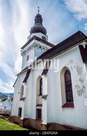 Pfarrkirche des heiligen Johannes des Evangelisten in Banska Bela Dorf, Slowakische republik. Religiöse Architektur. Ort der Anbetung. Stockfoto