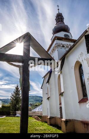 Pfarrkirche des heiligen Johannes des Evangelisten und Jesus Christus in Banska Bela Dorf, Slowakische republik. Religiöse Architektur. Ort der Anbetung. Stockfoto