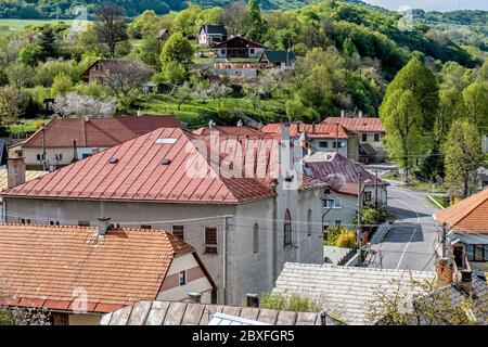 Banska Bela Dorf, Stiavnica Berge in der Slowakischen republik. Reiseziel. Stockfoto