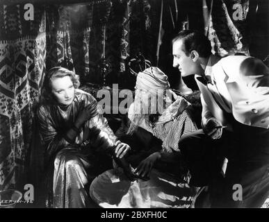 MARLENE DIETRICH JOHN CARRADINE und BASIL RATHBONE im GARTEN ALLAHS 1936 Regisseur RICHARD BOLESLAWSKI Roman Robert Hichens Musik Max Steiner Produzent David O. Selznick Selznick International Pictures / United Artists Stockfoto