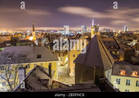 Blick auf die Skyline von Tallinn im Winter von der Aussichtsplattform Kohtuotsa bei Nacht. Viel Schnee ist zu sehen. Stockfoto