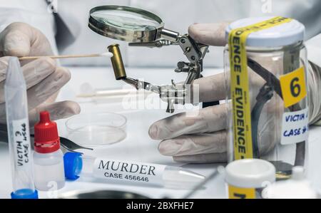 Wissenschaftlichen Polizei Prüfung einer bullet Kappe in der ballistischen Labor, konzeptionelle Bild Stockfoto