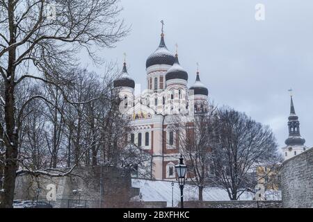 TALLINN, ESTLAND - 4. JAN 2017: Tagsüber Blick auf die Alexander-Nevsky-Kathedrale auf dem Toompea-Hügel. Schnee ist zu sehen. Stockfoto