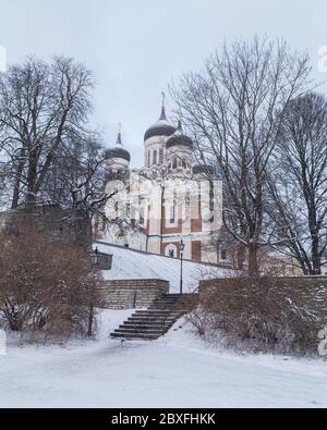 TALLINN, ESTLAND - 4. JAN 2017: Tagsüber Blick auf die Alexander-Nevsky-Kathedrale auf dem Toompea-Hügel. Schnee ist zu sehen. Stockfoto