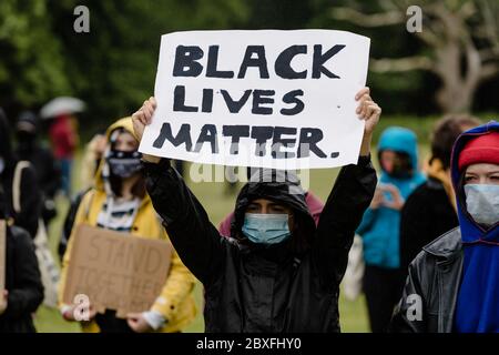 CARDIFF, WALES - 06. JUNI 2020 - Tausende Menschen nahmen an einem Black Live Matters Protest im Bute Park Teil und marschierten dann zum walisischen Parlament in Cardiff Stockfoto