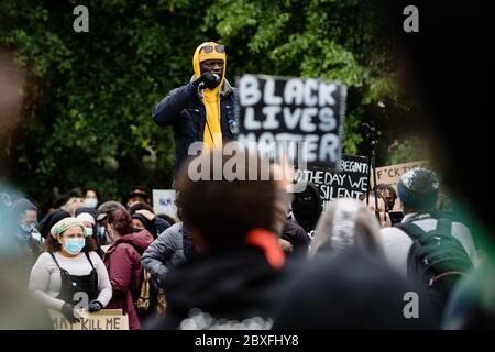 CARDIFF, WALES - 06. JUNI 2020 - Tausende Menschen nahmen an einem Black Live Matters Protest im Bute Park Teil und marschierten dann zum walisischen Parlament in Cardiff Stockfoto