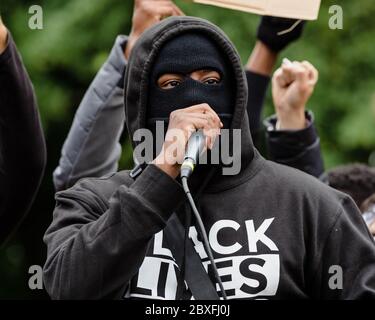 CARDIFF, WALES - 06. JUNI 2020 - Tausende Menschen nahmen an einem Black Live Matters Protest im Bute Park Teil und marschierten dann zum walisischen Parlament in Cardiff Stockfoto