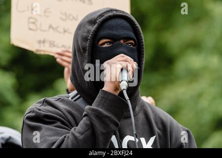 CARDIFF, WALES - 06. JUNI 2020 - Tausende Menschen nahmen an einem Black Live Matters Protest im Bute Park Teil und marschierten dann zum walisischen Parlament in Cardiff Stockfoto