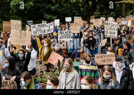 CARDIFF, WALES - 06. JUNI 2020 - Tausende Menschen nahmen an einem Black Live Matters Protest im Bute Park Teil und marschierten dann zum walisischen Parlament in Cardiff Stockfoto