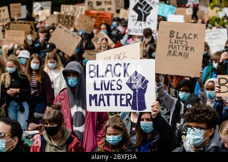 CARDIFF, WALES - 06. JUNI 2020 - Tausende Menschen nahmen an einem Black Live Matters Protest im Bute Park Teil und marschierten dann zum walisischen Parlament in Cardiff Stockfoto