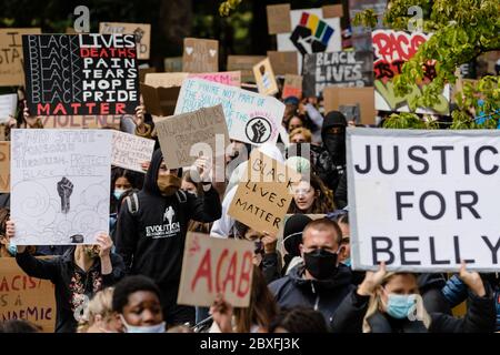 CARDIFF, WALES - 06. JUNI 2020 - Tausende Menschen nahmen an einem Black Live Matters Protest im Bute Park Teil und marschierten dann zum walisischen Parlament in Cardiff Stockfoto