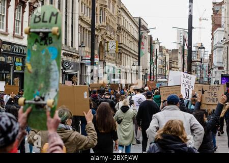 CARDIFF, WALES - 06. JUNI 2020 - Tausende Menschen nahmen an einem Black Live Matters Protest im Bute Park Teil und marschierten dann zum walisischen Parlament in Cardiff Stockfoto