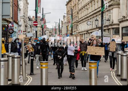 CARDIFF, WALES - 06. JUNI 2020 - Tausende Menschen nahmen an einem Black Live Matters Protest im Bute Park Teil und marschierten dann zum walisischen Parlament in Cardiff Stockfoto