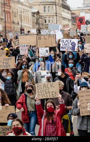 CARDIFF, WALES - 06. JUNI 2020 - Tausende Menschen nahmen an einem Black Live Matters Protest im Bute Park Teil und marschierten dann zum walisischen Parlament in Cardiff Stockfoto