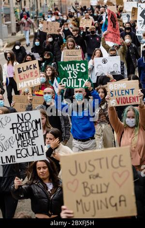 CARDIFF, WALES - 06. JUNI 2020 - Tausende Menschen nahmen an einem Black Live Matters Protest im Bute Park Teil und marschierten dann zum walisischen Parlament in Cardiff Stockfoto