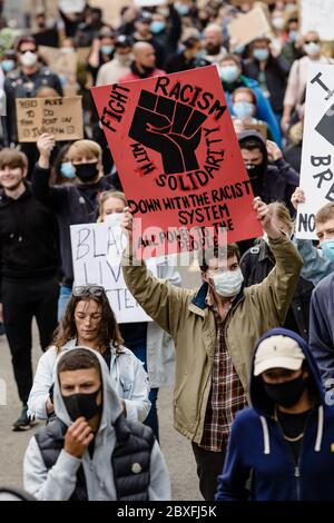 CARDIFF, WALES - 06. JUNI 2020 - Tausende Menschen nahmen an einem Black Live Matters Protest im Bute Park Teil und marschierten dann zum walisischen Parlament in Cardiff Stockfoto