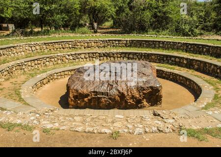 Der größte Meteorit der Welt in Grootfontein, Namibia. Ein riesiges Stück Eisen aus dem All. Stockfoto