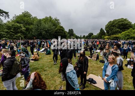 CARDIFF, WALES - 06. JUNI 2020 - Tausende Menschen nahmen an einem Black Live Matters Protest im Bute Park Teil und marschierten dann zum walisischen Parlament in Cardiff Stockfoto