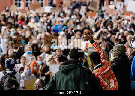 CARDIFF, WALES - 06. JUNI 2020 - Tausende Menschen nahmen an einem Black Live Matters Protest im Bute Park Teil und marschierten dann zum walisischen Parlament in Cardiff Stockfoto