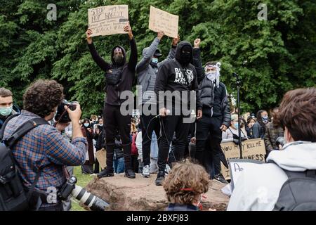 CARDIFF, WALES - 06. JUNI 2020 - Tausende Menschen nahmen an einem Black Live Matters Protest im Bute Park Teil und marschierten dann zum walisischen Parlament in Cardiff Stockfoto
