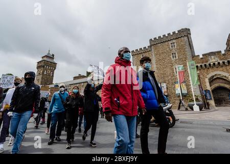 CARDIFF, WALES - 06. JUNI 2020 - Tausende Menschen nahmen an einem Black Live Matters Protest im Bute Park Teil und marschierten dann zum walisischen Parlament in Cardiff Stockfoto