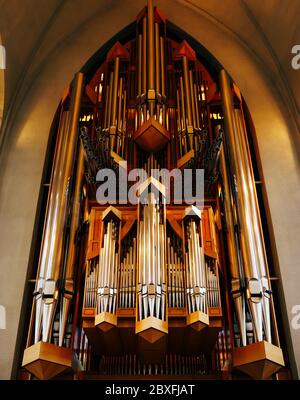 Die Orgel in Hadlgrimskirkya ist eine lutherische Kirche in Reykjavik, der Hauptstadt Islands. Stockfoto