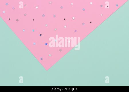 Abstrakt geometrische festliche Hintergrund. Hellgrün und pastellrosa mit Glitzersternen Papier Hintergrund. Draufsicht Stockfoto