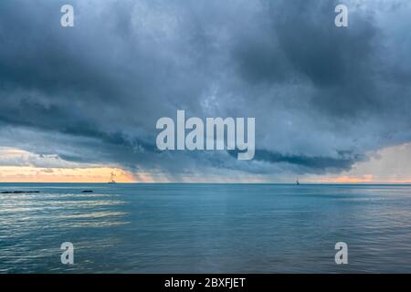 Gewitterwolken über Hervey Bay bei Sonnenaufgang, Queensland, Australien Stockfoto