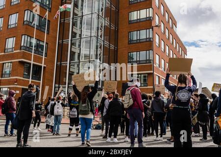 CARDIFF, WALES - 06. JUNI 2020 - Tausende Menschen nahmen an einem Black Live Matters Protest im Bute Park Teil und marschierten dann zum walisischen Parlament in Cardiff Stockfoto