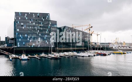 Reykjavik, Island - 02. Mai 2019: Isländische Oper Harpa - Konzertsaal und Konferenzzentrum in Reykjavik, der Hauptstadt Islands. Stockfoto