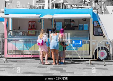 Soziale Distanzierungsmaßnahmen am Carte D'Or Eiscafé am Pier Approach, Bournemouth, Dorset UK nach Lockerung der Coronavirus-Beschränkungen Stockfoto