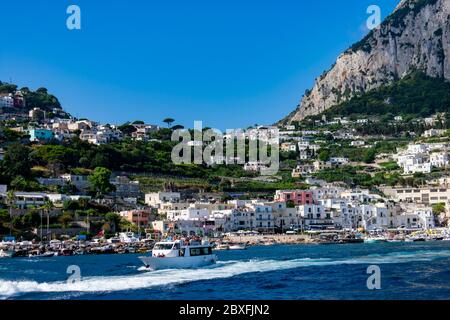 Italien, Kampanien, Marina Grande di Capri - 14. August 2019 - Marina Grande di Capri vom Meer aus gesehen Stockfoto