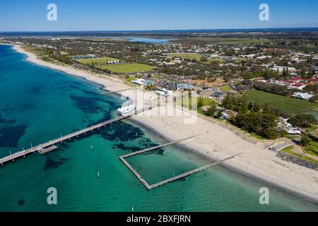 Luftaufnahme des Busselton Pier, der längsten Holzstruktur der Welt; Busselton liegt 220 km südwestlich von Perth in Western Australia Stockfoto