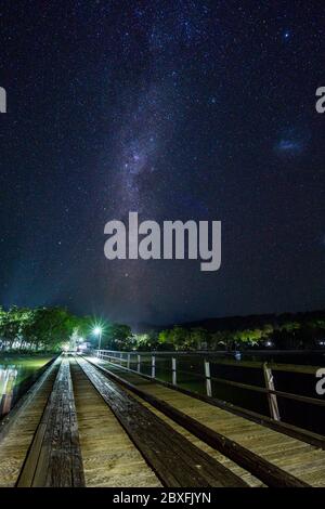 Kingfisher Bay Anlegestelle bei Nacht mit Milchstraße im Himmel, Fraser Island, Queensland Australien Stockfoto