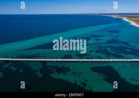 Luftaufnahme des Busselton Pier, der längsten Holzstruktur der Welt; Busselton liegt 220 km südwestlich von Perth in Western Australia Stockfoto