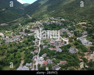 Luftaufnahme aristi griechisch Traditionelles Dorf von ioannina Stadt in zagorochoria griechenland epirus in der Nähe von vikos Schlucht voidomatis Fluss Stockfoto