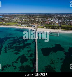 Luftaufnahme des Busselton Pier und Vorhore; der Pier ist angeblich die längste Holzstruktur der Welt. Busselton liegt 220 km südwestlich von Perth in Wes Stockfoto