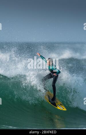 Ein junger Teenager im Surfsport bei Fistral in Newquay in Cornwall. Stockfoto