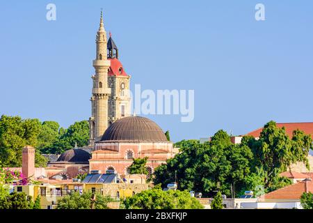 Mittelalterlicher Uhrturm Roloi hinter der imposanten Moschee von Suleiman, in der Altstadt von Rhodos, Griechenland Stockfoto