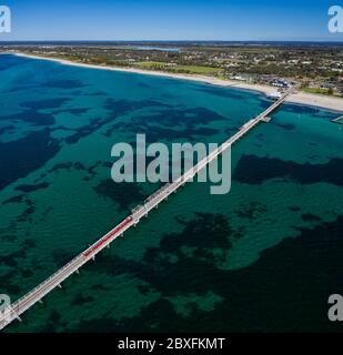 Luftaufnahme des Busselton Pier und Vorhore; der Pier ist angeblich die längste Holzstruktur der Welt. Busselton liegt 220 km südwestlich von Perth in Wes Stockfoto